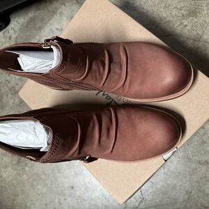 Clarks Women's Tan Ankle Booties